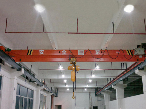 Stable single girder overhead cranes with electrical hoist